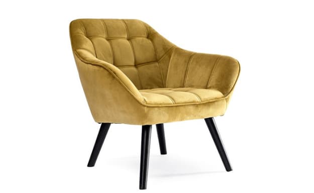 כורסה מרופדת עם רגלי עץ מלא