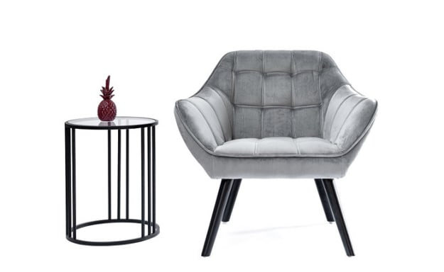 כורסה מרופדת עם רגלי עץ מלא