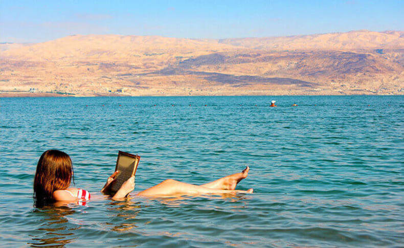 חוף ביאנקיני ים המלח עם בריכות